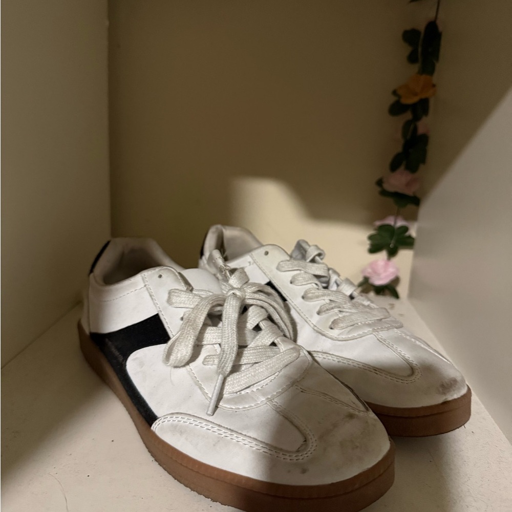 No Boundaries White and Black Women's Sneakers